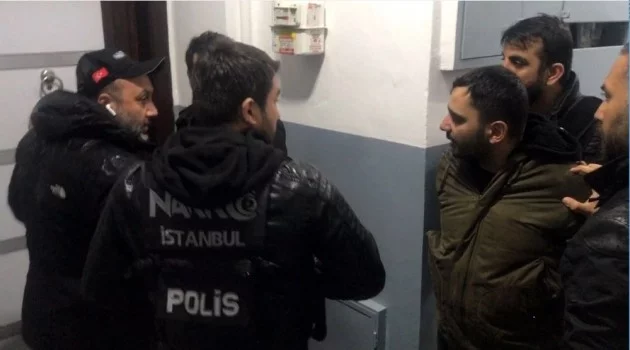 (Özel) İstanbul’da torbacının eşi eroinleri oyuncak ayıyla pencereden attı