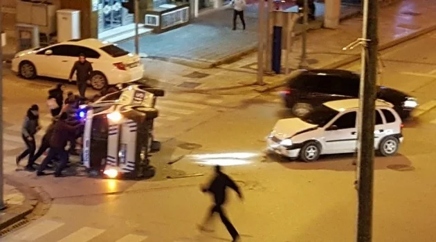 (Özel) Kırmızı ışıkta geçen otomobilin polis aracını devirdiği kaza güvenlik kamerasında