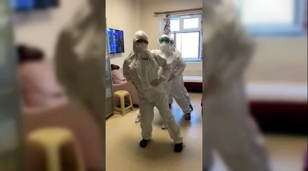 (Özel) Koronayı yenen sağlık çalışanlarından penguen dansı