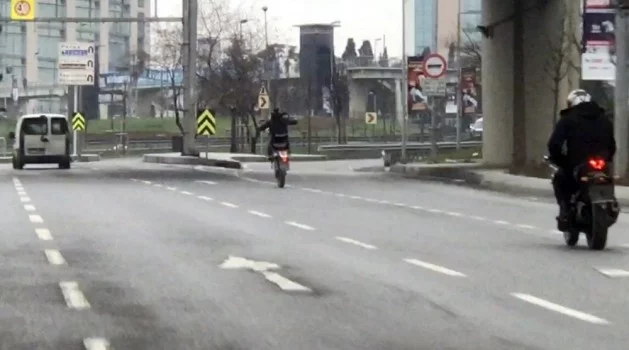 (Özel) Motosiklet sürücüsünün trafikte tehlikeli şovu kamerada