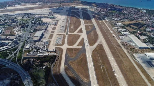 (ÖZEL) Seferler başlayınca Atatürk Havalimanı pistinde park eden uçaklar azaldı