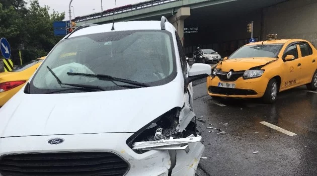 (Özel) Şişli’de hafif ticari araçla taksi çarpıştı: 1 yaralı