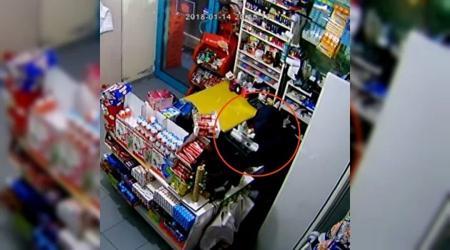 (Özel) Sultanbeyli’de iki ayrı marketten para çalan çocuk hırsızlar kamerada