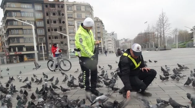 (Özel)Taksim’de aç kalan güvercinleri trafik polisleri besledi