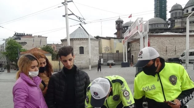 (Özel) Taksim’de kısıtlamada sokağa çıkan turistlere ceza kesildi