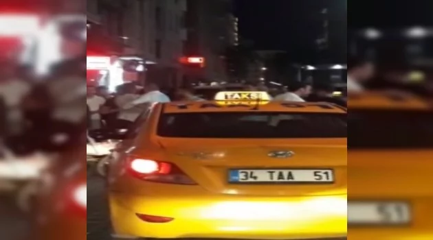 (Özel) Taksim’de taksicilerin Arap turistlere saldırısı kamerada