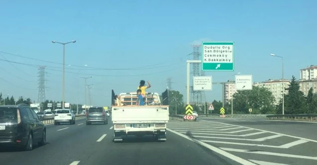 (Özel) TEM’de kamyonet kasasındaki çocukların tehlikeli yolculuğu