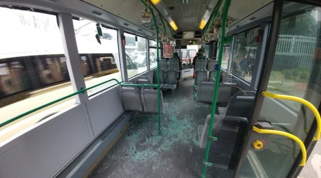 (Özel) Tır belediye otobüsüne yandan çarptı, yolcular araçta savruldu