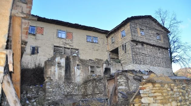 Bursa'da yüzlerce yıllık kerpiç evleriyle görenleri etkileyen köy