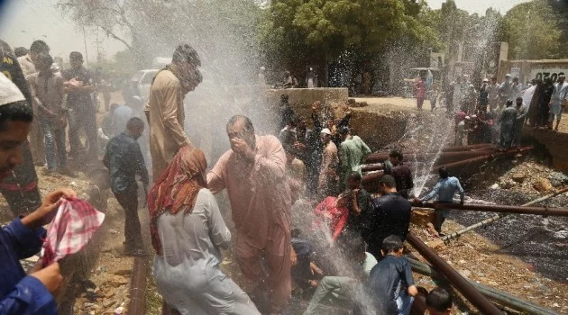 Pakistan’da sıcaktan ölenlerin sayısı 65’i geçti