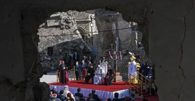 Papa Francis, Musul’da DEAŞ’ın yıktığı kilisede ayin düzenledi