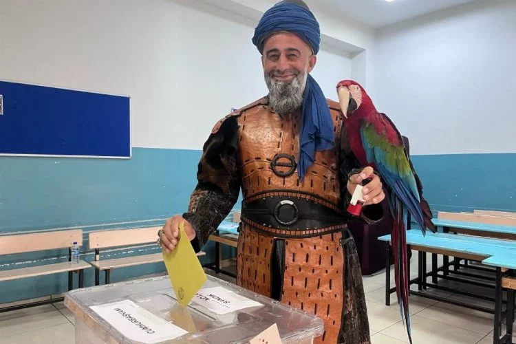 Papağanıyla oy kullanmaya gitti