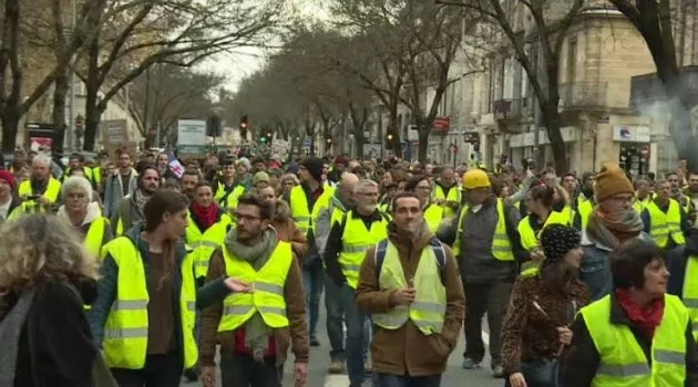 Paris'te sarı yelekliler yine sokaklara iniyor