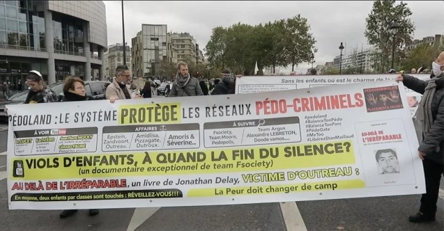 Paris’te çocukları hükümet tarafında ellerinden alınan ailelerden protesto