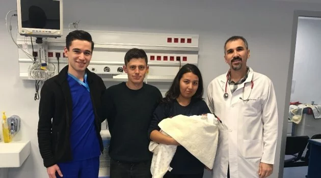 Parmak bebek 66 gün sonra hayata tutundu