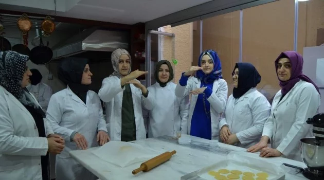 Pasta yapmayı işaret diliyle öğreniyorlar