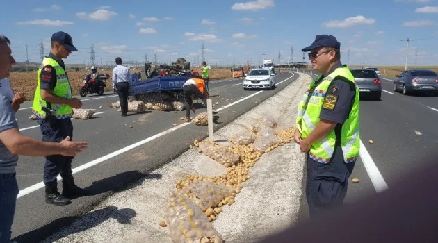 Patates yüklü kamyonet devrildi patatesler yola saçıldı