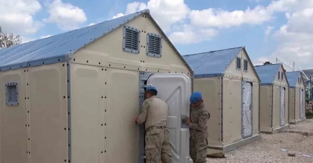 Pazarcık’ta yaşam alanları çoğalıyor: Jandarma ekipleri depremzedeler için çadır kuruyor