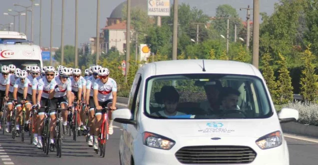 Pedal çevirerek Samsun’a giden bisikletçiler Düzce’de