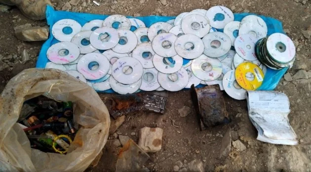 Pervari’de teröristlere ait 200 adet CD ele geçirildi