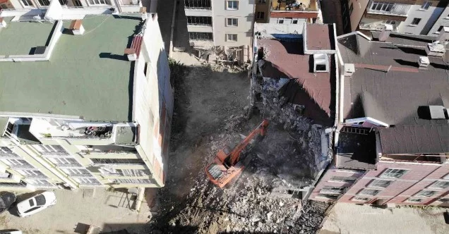 Pisa Kulesi gibi eğilmeye başlayan apartman yıkıldı