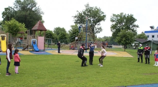 Polis ekipleri çocuklarla oyun oynadı