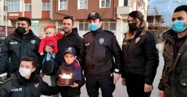 Polisten 7 yaşındaki Alperen’e doğum günü sürprizi