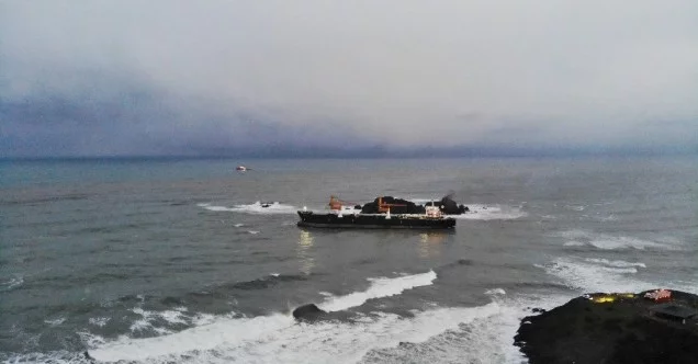 Riva’da karaya oturan geminin son hali havadan görüntülendi