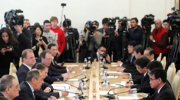 Rus ve Japon Dışişleri Bakanları barış için bir arada