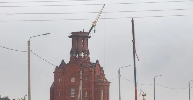 Rusya’da inşaat halindeki kilisenin kubbesi vinçten düştü