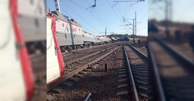 Rusya’da yük treni otomobille çarpıştı: 1 kişi öldü, 14 vagon raydan çıktı