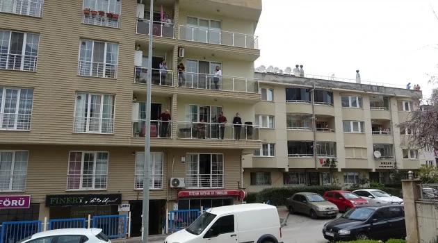 Sağlık çalışanları için balkon konseri verdiler mahalleli sokağa döküldü