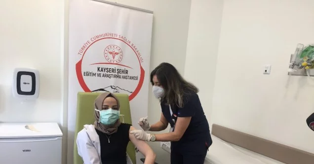 Sağlık çalışanlarına Kayseri’de de Covid-19 aşıları vurulmaya başlandı