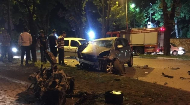 Bursa'da sahur yolunda feci kaza... Ön camdan fırlayan sürücü...