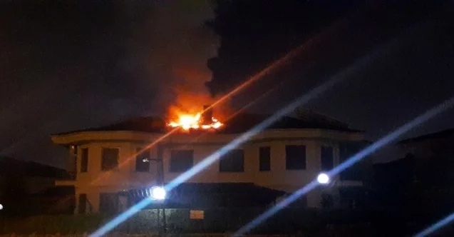 Sakarya’da bir villanın çatısında çıkan yangın paniğe neden oldu
