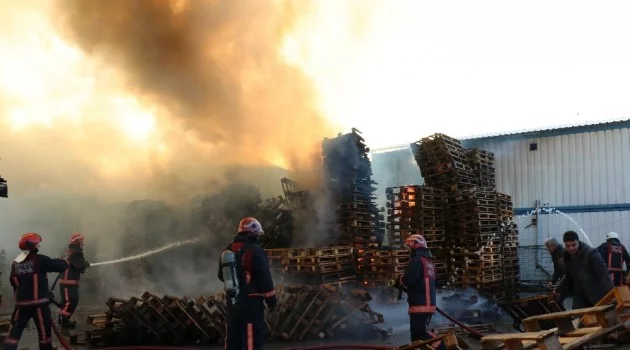 Sakarya’da palet fabrikasında yangın: 2 kişi dumandan etkilendi