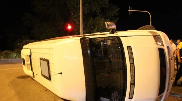 Samsun’da kamyonetin çarptığı dolmuş devrildi: 3 yaralı
