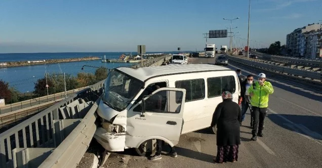 Samsun’da panelvan minibüs viyadükteki bariyerlere çarptı: 3 yaralı
