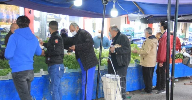 Samsun’da vatandaşlar kısıtlama öncesi pazara akın etti