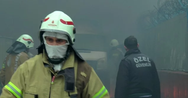 Sancaktepe’de fabrika bahçesinde minibüs alev alev yandı