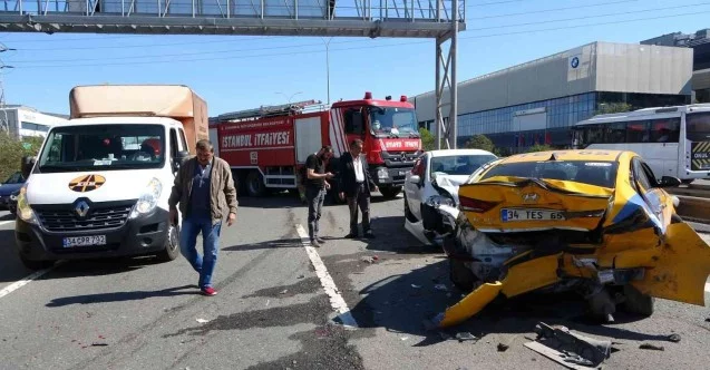 Sancaktepe’de kaputu açılan taksi zincirleme kazaya neden oldu