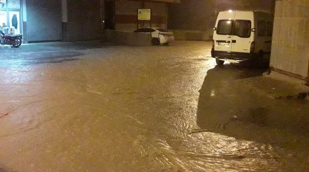 Şanlıurfa’da sağanak yağmur caddeleri göle çevirdi