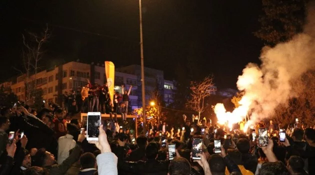 Şanlıurfalılar Galatasaray galibiyetini davul-zurna ile kutladı