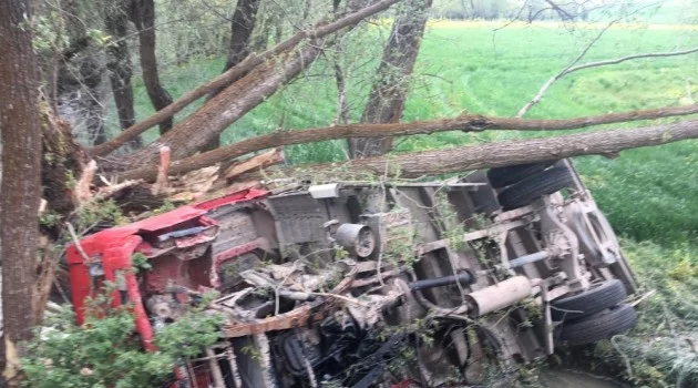 Şarampole devrilen kamyonun altında kalan şahıs hayatını kaybetti
