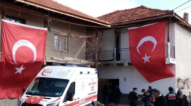 Şehit ateşi düşen eve Türk bayrağı asıldı