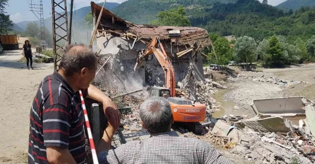 Sel afetinde büyük hasar gören evlerinin yıkılışını çaresizce izlediler