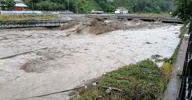 İnebolu'da sel suları 2 köprüyü yıktı, evleri su bastı
