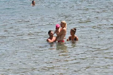 Seray Sever çocuklarıyla denizde doyasıya eğlendi