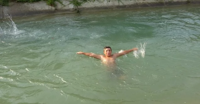 Sıcaklardan bunalan çocuklar sulama kanalına atladı