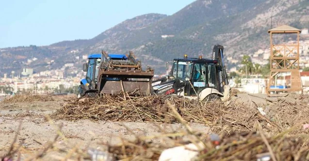 Şiddetli yağış ve fırtınanın ardından Alanya sahilleri atıklarla doldu